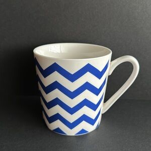 18 oz Ceramic Coffee Mug Geometric Bright Blue Zigzag Chevrons on White Like NEW